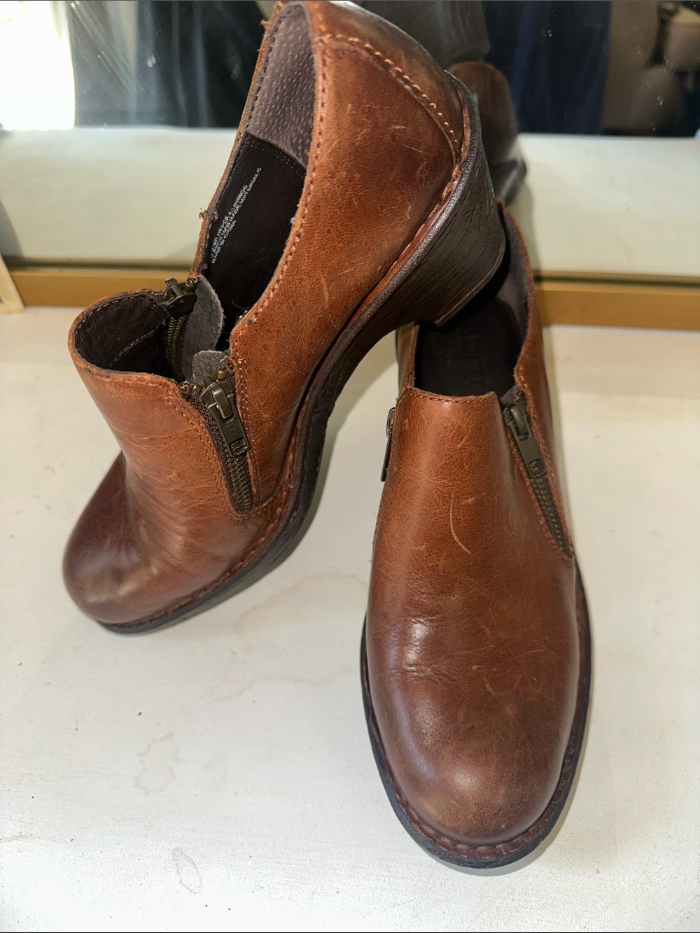 Born Brown Leather Side Zip Ankle Booties Women’s Size 8
